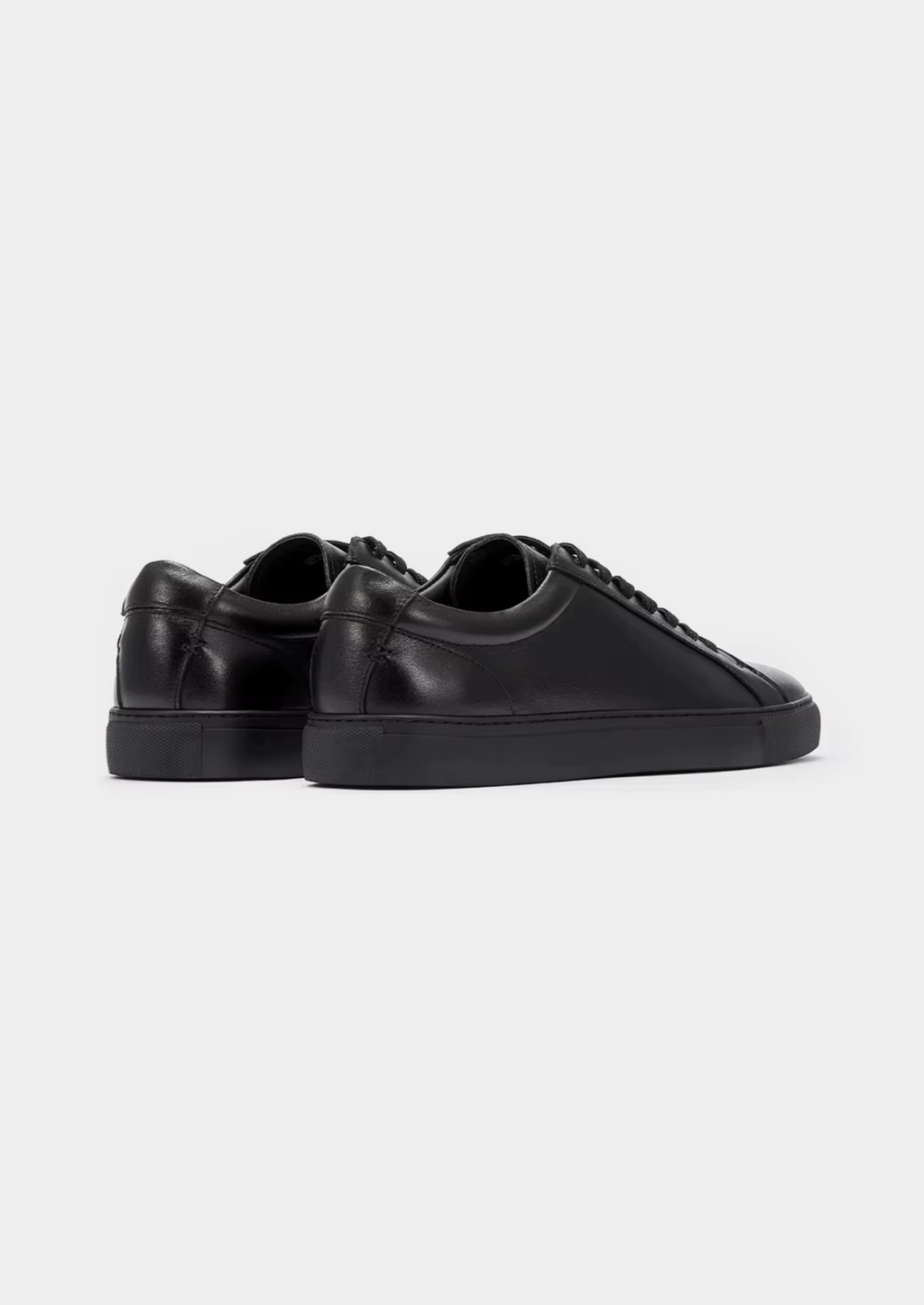 BLACK ESSENTIAL LEATHER SNEAKER