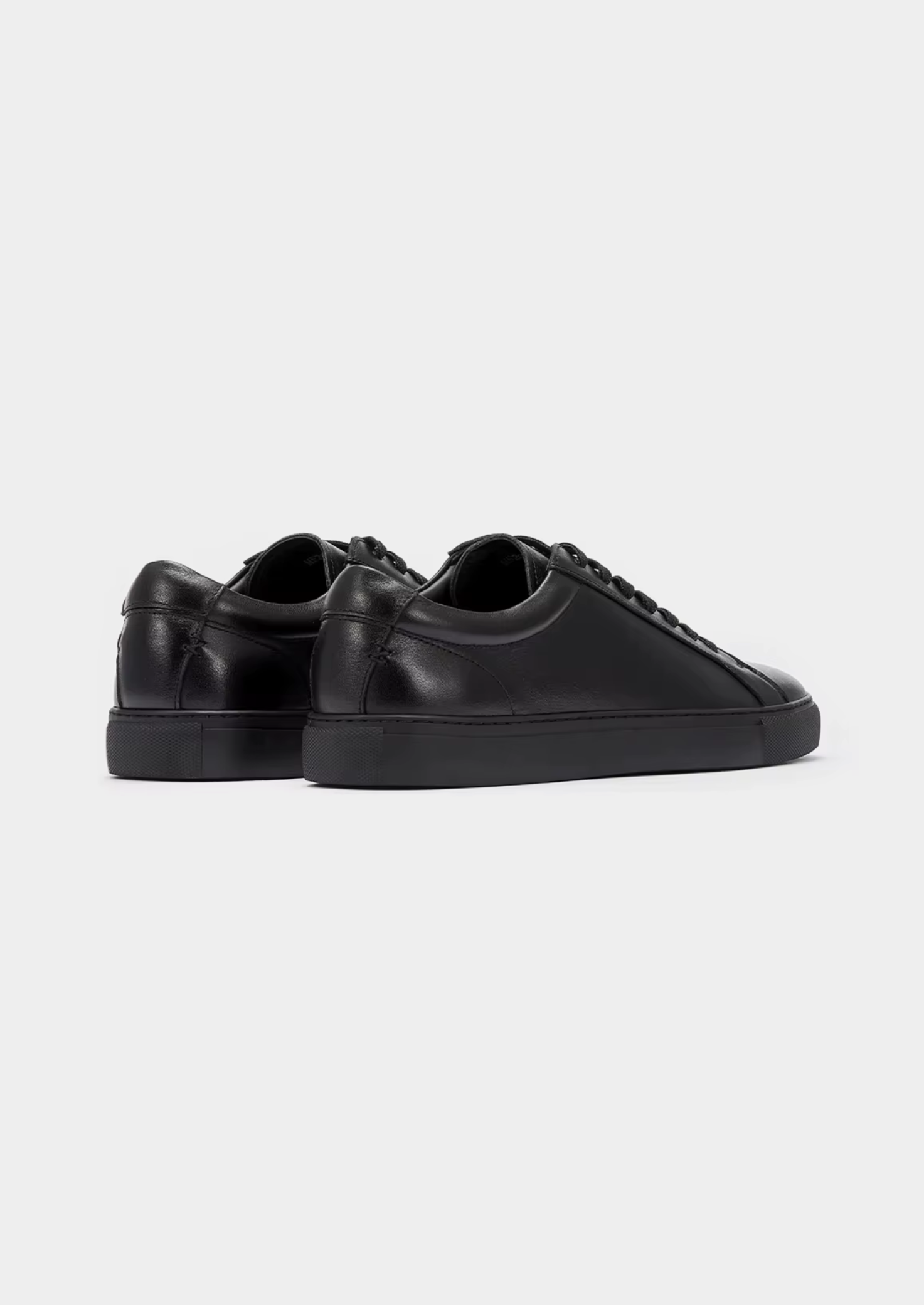 BLACK ESSENTIAL LEATHER SNEAKER